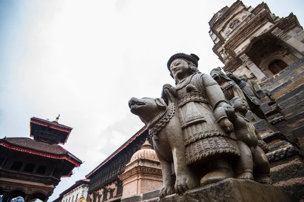 Kathmandu, Nepal - 10 Mayıs 2022: Bhaktapur Durbar Meydanı eski Bhaktapur Krallığının kraliyet sarayıdır ve UNESCO Dünya Mirasları Alanı ilan edilmiştir.
