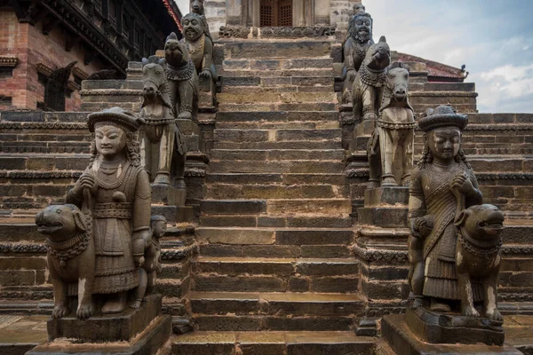 Kathmandu, Nepal - 10 Mayıs 2022: Bhaktapur Durbar Meydanı eski Bhaktapur Krallığının kraliyet sarayıdır ve UNESCO Dünya Mirasları Alanı ilan edilmiştir.