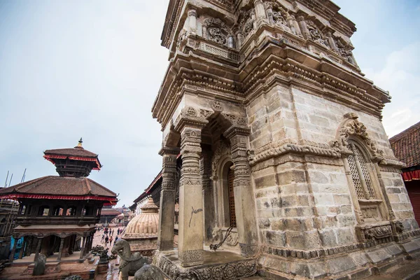 Kathmandu, Nepal - 10 Mayıs 2022: Bhaktapur Durbar Meydanı eski Bhaktapur Krallığının kraliyet sarayıdır ve UNESCO Dünya Mirasları Alanı ilan edilmiştir.