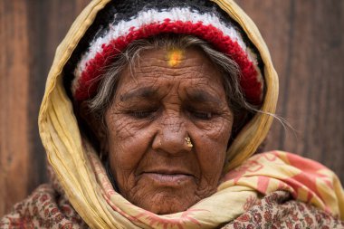 Katmandu, Nepal - 20 Nisan 2019: Patan Durbar Meydanı 'nda yaşlı Nepallilerin portresi.