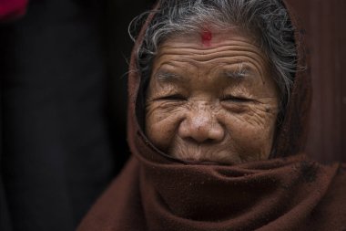 Katmandu, Nepal - 20 Nisan 2019: Patan Durbar Meydanı 'nda yaşlı Nepallilerin portresi.