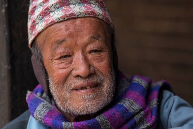Katmandu, Nepal - 20 Nisan 2019: Patan Durbar Meydanı 'nda yaşlı Nepallilerin portresi.