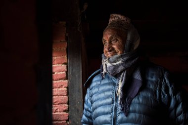 Katmandu, Nepal - 20 Nisan 2019: Patan Durbar Meydanı 'nda yaşlı Nepallilerin portresi.