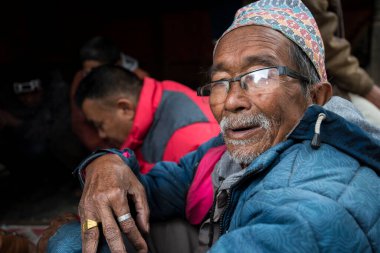 Katmandu, Nepal - 20 Nisan 2019: Patan Durbar Meydanı 'nda yaşlı Nepallilerin portresi.