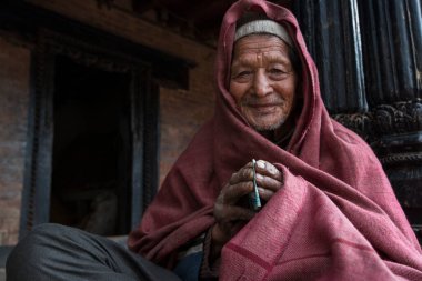 Katmandu, Nepal - 20 Nisan 2019: Patan Durbar Meydanı 'nda yaşlı Nepallilerin portresi.