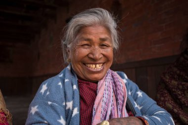 Katmandu, Nepal - 20 Nisan 2019: Patan Durbar Meydanı 'nda yaşlı Nepallilerin portresi.