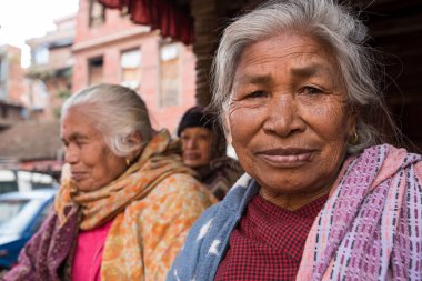 Katmandu, Nepal - 20 Nisan 2019: Patan Durbar Meydanı 'nda yaşlı Nepallilerin portresi.