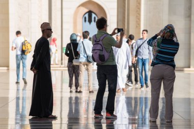 Muscat, Umman - 05 Mart 2019: Sultan Qaboos Büyük Camii 'nde turist turu.