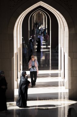 Muscat, Umman - 05 Mart 2019: Sultan Qaboos Büyük Camii 'nde turist turu.