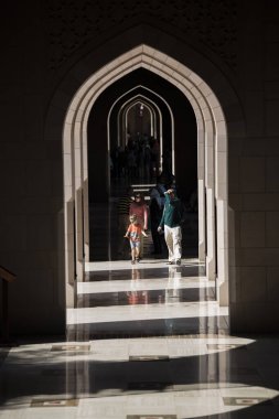 Muscat, Umman - 05 Mart 2019: Sultan Qaboos Büyük Camii 'nde turist turu.
