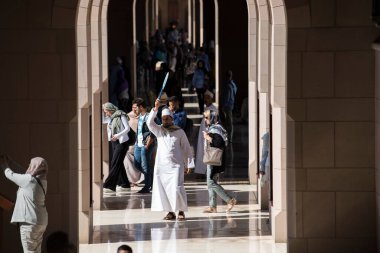 Muscat, Umman - 05 Mart 2019: Sultan Qaboos Büyük Camii 'nde turist turu.