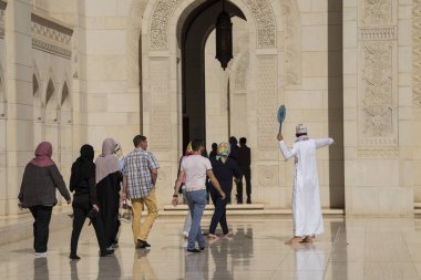Muscat, Umman - 05 Mart 2019: Sultan Qaboos Büyük Camii 'nde turist turu.