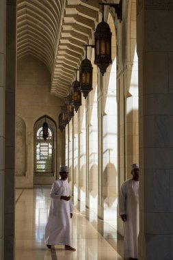 Muscat, Umman - 05 Mart 2019: Sultan Qaboos Büyük Camii 'nde turist turu.