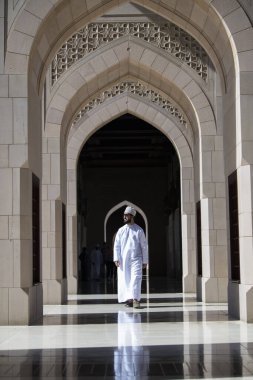 Muscat, Umman - 05 Mart 2019: Sultan Qaboos Büyük Camii 'nde turist turu.