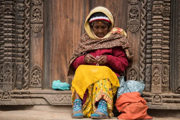 Katmandu, Nepal - 20 Nisan 2019: Patan Durbar Meydanı 'nda yaşlı Nepallilerin portresi.