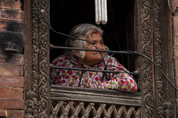 Katmandu, Nepal - 20 Nisan 2019: Patan Durbar Meydanı 'nda yaşlı Nepallilerin portresi.