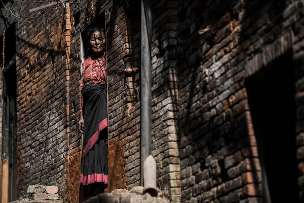 Katmandu, Nepal - 20 Nisan 2019: Patan Durbar Meydanı 'nda yaşlı Nepallilerin portresi.