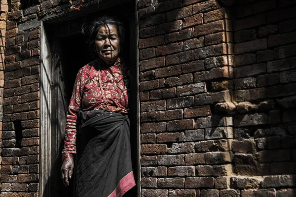 Katmandu, Nepal - 20 Nisan 2019: Patan Durbar Meydanı 'nda yaşlı Nepallilerin portresi.