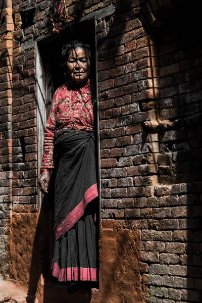 Katmandu, Nepal - 20 Nisan 2019: Patan Durbar Meydanı 'nda yaşlı Nepallilerin portresi.