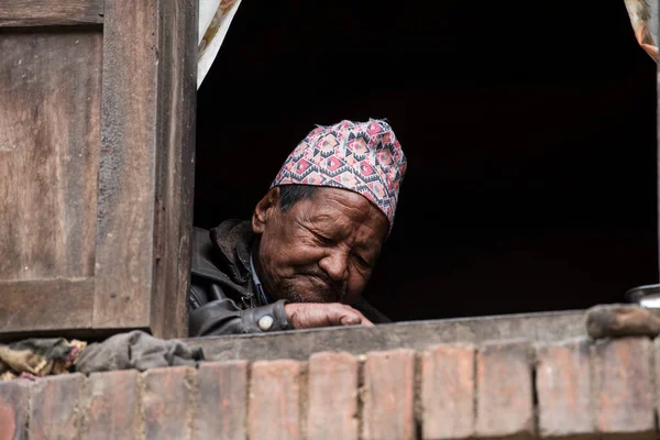 Katmandu, Nepal - 20 Nisan 2019: Patan Durbar Meydanı 'nda yaşlı Nepallilerin portresi.