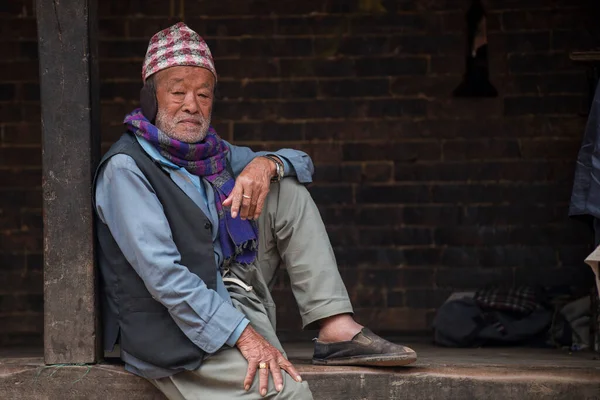 Katmandu, Nepal - 20 Nisan 2019: Patan Durbar Meydanı 'nda yaşlı Nepallilerin portresi.