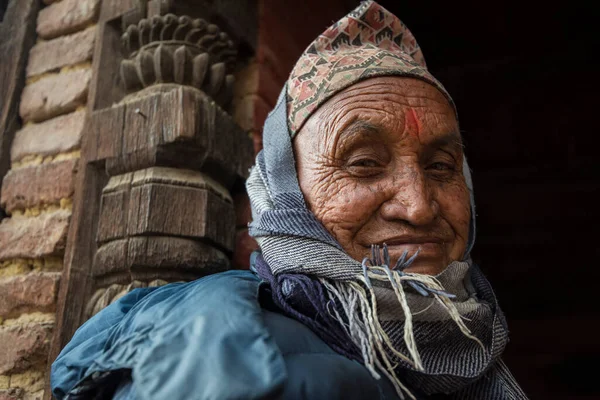 Katmandu, Nepal - 20 Nisan 2019: Patan Durbar Meydanı 'nda yaşlı Nepallilerin portresi.