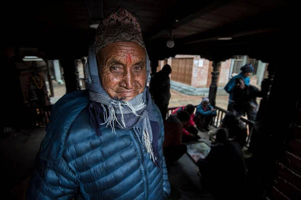 Katmandu, Nepal - 20 Nisan 2019: Patan Durbar Meydanı 'nda yaşlı Nepallilerin portresi.