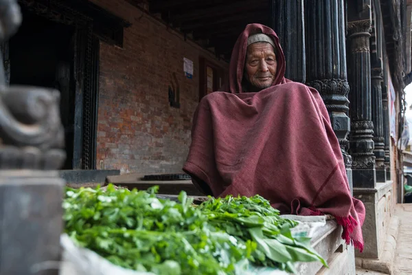 Katmandu, Nepal - 20 Nisan 2019: Patan Durbar Meydanı 'nda yaşlı Nepallilerin portresi.