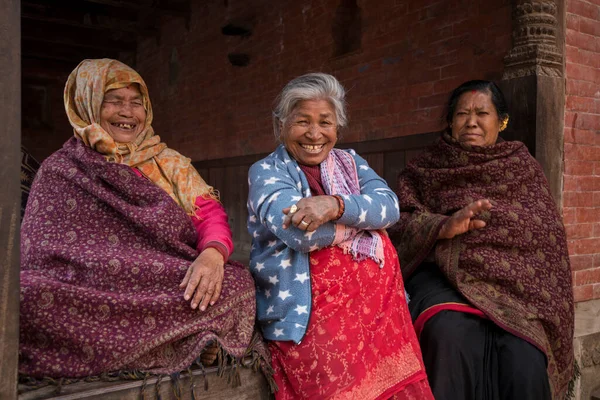 Katmandu, Nepal - 20 Nisan 2019: Patan Durbar Meydanı 'nda yaşlı Nepallilerin portresi.