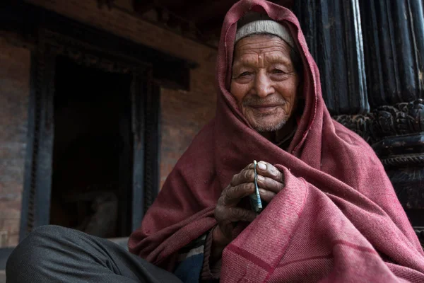 Katmandu, Nepal - 20 Nisan 2019: Patan Durbar Meydanı 'nda yaşlı Nepallilerin portresi.