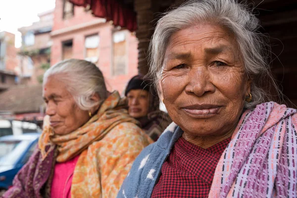 Katmandu, Nepal - 20 Nisan 2019: Patan Durbar Meydanı 'nda yaşlı Nepallilerin portresi.