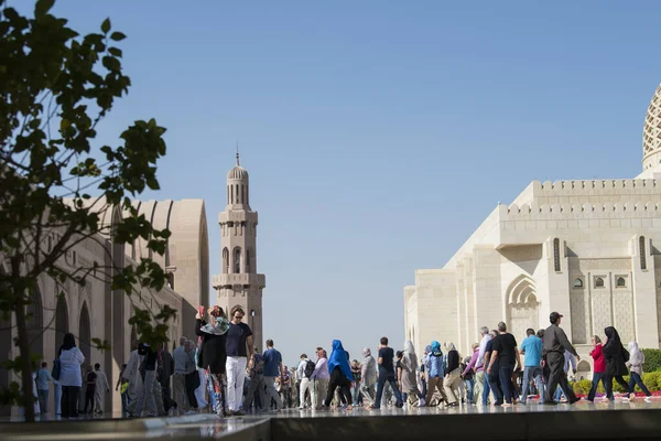 Mascate Omán Marzo 2019 Visita Turistas Gran Mezquita Del Sultán —  Fotos de Stock
