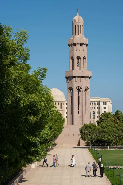 Muscat, Umman - 05 Mart 2019: Sultan Qaboos Büyük Camii 'nde turist turu.