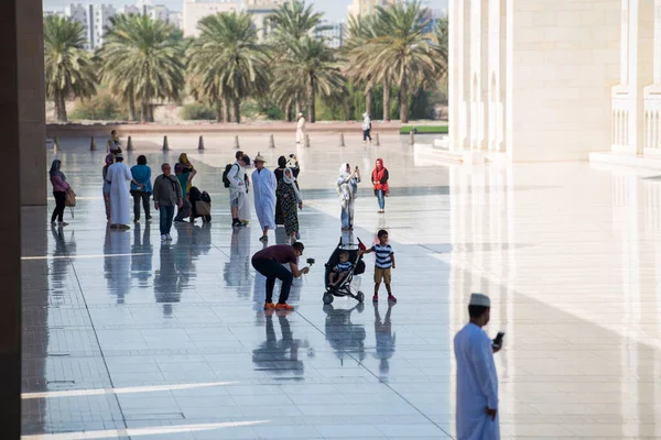 Muscat, Umman - 05 Mart 2019: Sultan Qaboos Büyük Camii 'nde turist turu.