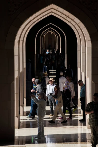 Muscat, Umman - 05 Mart 2019: Sultan Qaboos Büyük Camii 'nde turist turu.