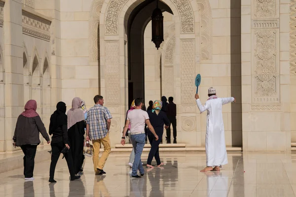 Muscat, Umman - 05 Mart 2019: Sultan Qaboos Büyük Camii 'nde turist turu.