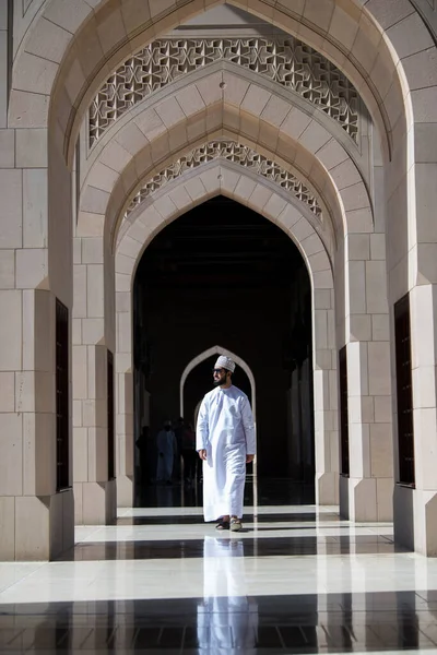 Muscat, Umman - 05 Mart 2019: Sultan Qaboos Büyük Camii 'nde turist turu.