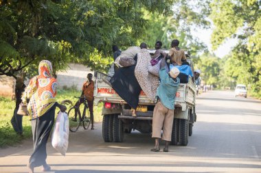 Zanzibar Şehri, Tanzanya - 01 Mayıs 2022: Tanzanya 'daki Zanzibar Adası' nda her yaştan insanın günlük yaşamına ilişkin sokak manzarası.