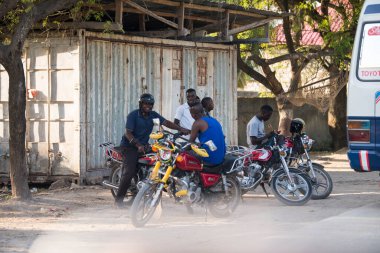 Zanzibar Şehri, Tanzanya - 01 Mayıs 2022: Tanzanya 'daki Zanzibar Adası' nda her yaştan insanın günlük yaşamına ilişkin sokak manzarası.