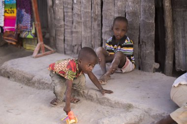Zanzibar Şehri, Tanzanya - 01 Mayıs 2022: Tanzanya 'daki Zanzibar Adası' nda her yaştan insanın günlük yaşamına ilişkin sokak manzarası.
