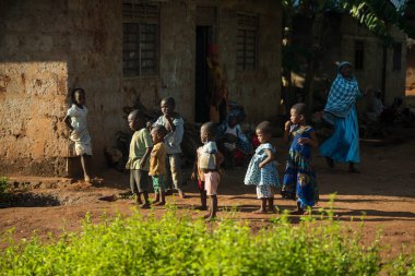 Zanzibar Şehri, Tanzanya - 01 Mayıs 2022: Tanzanya 'daki Zanzibar Adası' nda her yaştan insanın günlük yaşamına ilişkin sokak manzarası.