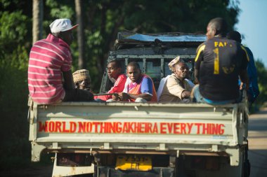 Zanzibar Şehri, Tanzanya - 01 Mayıs 2022: Tanzanya 'daki Zanzibar Adası' nda her yaştan insanın günlük yaşamına ilişkin sokak manzarası.