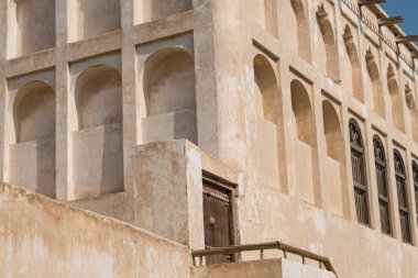 Doha, Katar, 5 Mayıs 2022: Geleneksel Arap tarzıyla süslenmiş ahşap ve çamurdan yapılmış geleneksel Arap binası.