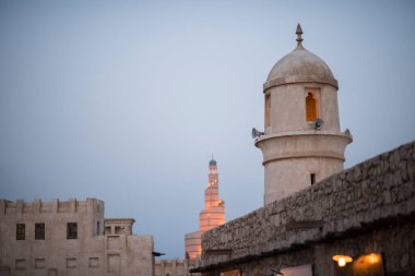 Doha, Katar, 22 Nisan 2022: Souq Waqif Pazarı 'nın geleneksel Arap camisinin gece görüşleri.