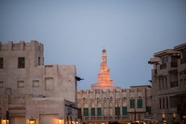 Doha, Katar, 22 Nisan 2022: Souq Waqif Pazarı 'nın geleneksel Arap camisinin gece görüşleri.