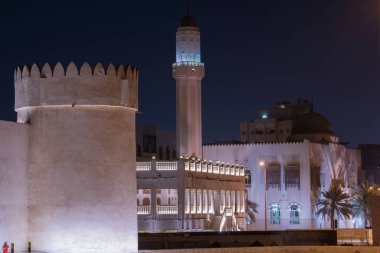 Doha, Katar, 22 Nisan 2022: Souq Waqif Pazarı 'nın geleneksel Arap camisinin gece görüşleri.
