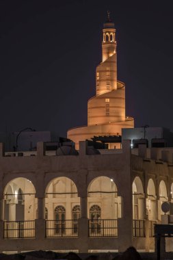 Doha, Katar, 22 Nisan 2022: Souq Waqif Pazarı 'nın geleneksel Arap camisinin gece görüşleri.