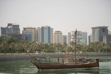 Doha, Katar - 24 Nisan 2022 Dhows adlı geleneksel tekneler İslam Sanatları Müzesi yakınlarındaki limanda demirlediler..