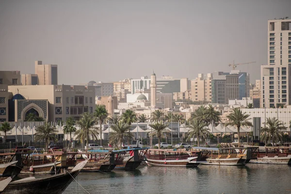 Doha Qatar Aprile 2022 Barche Tradizionali Chiamate Dhows Sono Ancorate — Foto Stock