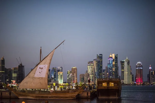 Doha Qatar Aprile 2022 Barche Tradizionali Chiamate Dhows Sono Ancorate — Foto Stock